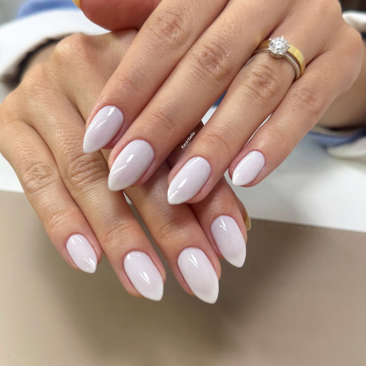 Pose de gel sur ongles réalisée au salon Maryline Beauty à Fès